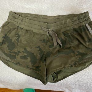 Lululemon Hotty Hot Low-Rise Lined Short 2.5" - Camo, size 6
